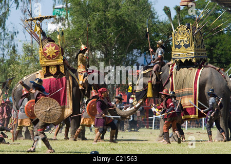 Guerre antique re-enactment dans Srinarong Stadium au cours de l'assemblée annuelle de l'éléphant festival Roundup Surin. Surin Surin, Thaïlande Banque D'Images