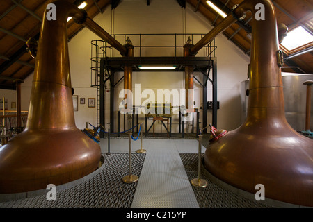 Les alambics pour la distillation de whisky écossais à l'île d'Arran Distillery. Banque D'Images