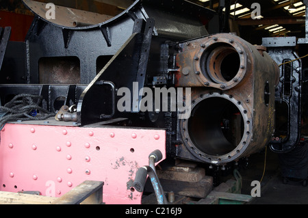 Ex-British Railways Standard Class 4 2-6-0 machine à vapeur no 76017 en vertu de la révision à Ropley locomotive works dans le Hampshire. Banque D'Images