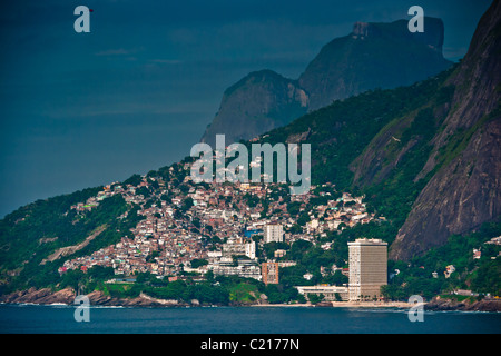 Tôt le matin à la plage de Leblon, vue sur la favela, Rio de Janeiro, Brésil, Amérique du Sud Banque D'Images