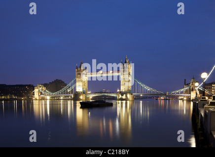 Tower Bridge at night sur la Tamise à Londres Banque D'Images