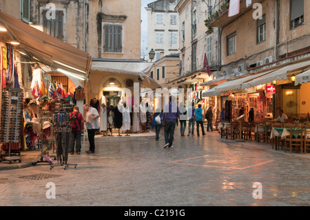 Corfou, Grèce. Octobre. Dans les rues de la ville de Corfou. En soirée. Banque D'Images