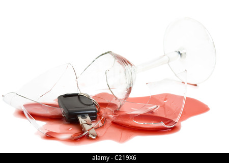 Clé de voiture au vin rouge, brisé de verre de vin - concept pour ne pas boire et conduire Banque D'Images