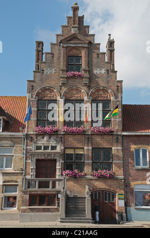 L'ancien hôtel de ville (Hôtel de Ville) à Nieuwkerke, Flandre occidentale, Belgique Banque D'Images