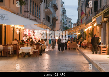 Corfou, Grèce. Octobre. Dans les rues de la ville de Corfou. En soirée. Banque D'Images