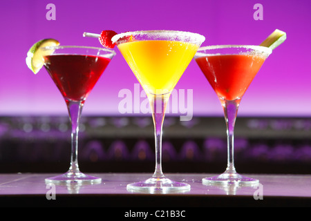 Des cocktails de fruits sur un bar. Banque D'Images