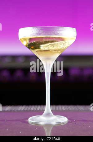 Verre de champagne sur un bar. Banque D'Images