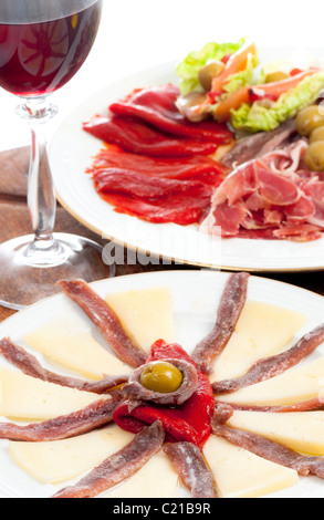 Des tapas espagnoles avec le vin rouge. Banque D'Images