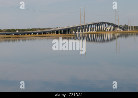 Cameron Langston Pont sur la voie navigable côtière à Emerald, Caroline du Nord. Banque D'Images