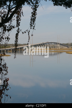 Cameron Langston Pont sur la voie navigable côtière à Emerald, Caroline du Nord. Banque D'Images