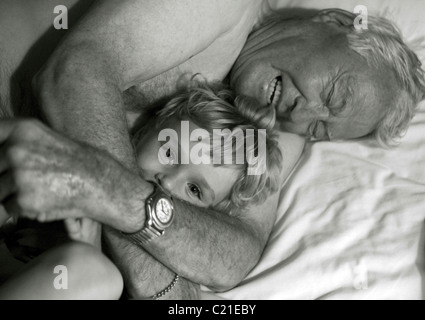 Grand-père jouant avec son petit-fils âgé de 5 ans lors d'une sortie en famille. Banque D'Images