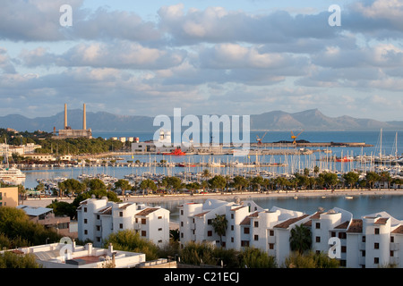 Belle vue aérienne de la station balnéaire de Puerto de Alcudia, Mallorca, Espagne Banque D'Images