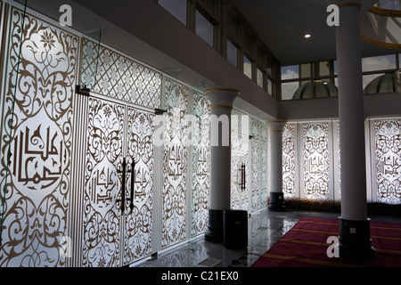 Porte en verre et mur de mosquée de cristal à l'île de Man Wan à Terengganu, Malaisie. Banque D'Images