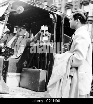 1950, un homme récemment arrivé en Grande-Bretagne, en costume et avec un manteau et une serviette, a obtenu un taxi londonien dans cette photo historique de J Allan Cash. Banque D'Images