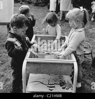 Angleterre, années 1950. Besoins spéciaux Enfants jouant avec sable dans un chariot, 1950, Londres. Une photographie par J Allan l'argent comptant. Banque D'Images