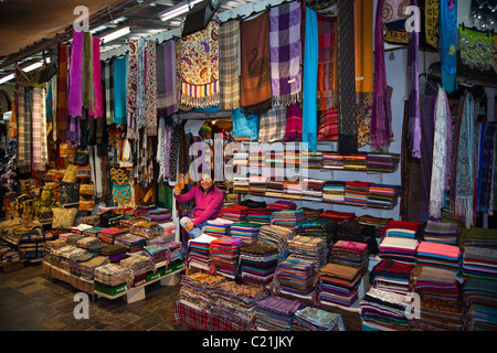 Homme turc assis dehors sa boutique dans le bazar, Antalya, Turquie Banque D'Images