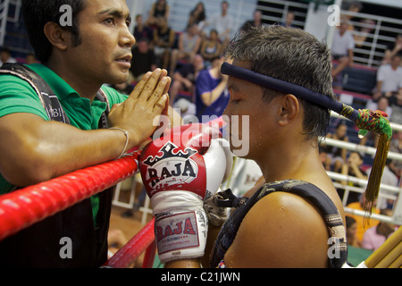 Oron un combattant de Muay Thai récitant une prière avant un combat, Phuket Thailand Banque D'Images