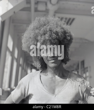 Aden, 1950. Portrait d'un jeune mâle adulte de l'Afrique de l'ouest prises sur le port de Sundan dans ce tableau historique par J Allan l'argent comptant. Banque D'Images