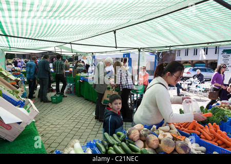 Clients au marché de fruits et légumes en décrochage town square Banque D'Images