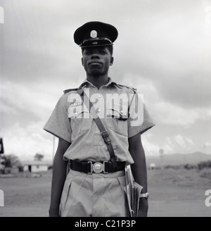 Tunisie, 1950. Un portrait d'un policier tunisien autochtones locales dans cette photographie historique par J Allan l'argent comptant. Banque D'Images