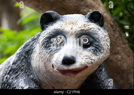 Sculpture d'un panda à Haw Par Villa, l'ancien Tiger Balm Jardins. Un parc à thème oriental à Singapour Banque D'Images