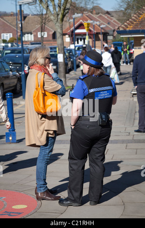 Agent de soutien communautaires de police femmes parler aux femme Banque D'Images