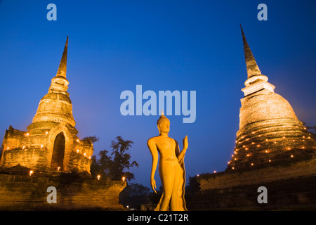 Les ruines du Wat Sa Si (aussi connu sous le nom de Monastère de l'étang sacré) allumé pendant le festival de Loi Krathong. Sukhothai, Thaïlande Banque D'Images