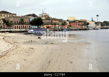 Beach et bâtiments au Waterfront, Paranagua, Parana, Brésil Banque D'Images