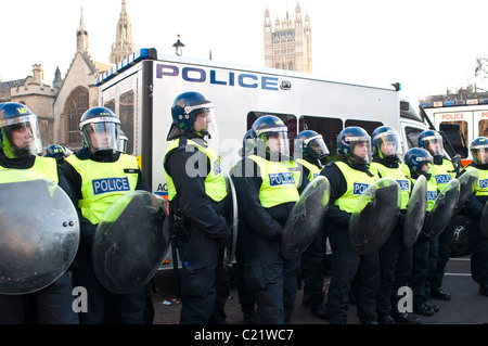 Ligne de la police anti-émeute, la place du Parlement, manifestation étudiante contre l'inscription à l'Université, Londres, 09/12/2010 Banque D'Images