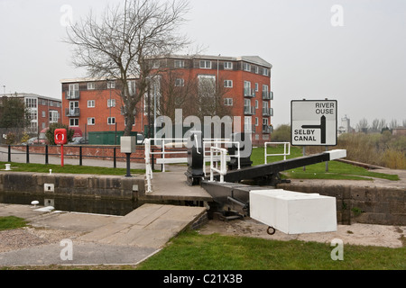 Selby Lock à la jonction rivière Ouse, Selby, Yorkshire du Nord. Banque D'Images