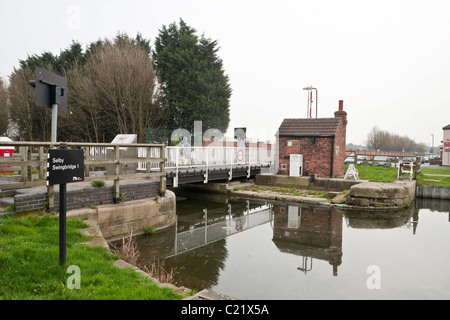 Selby pont tournant, près de Selby Lock à la jonction avec la rivière Ouse, Selby, Yorkshire du Nord. Banque D'Images