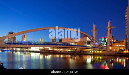 L'Angleterre, le Grand Manchester, Salford Quays, Lowry Centre et pont éclairé au crépuscule Banque D'Images