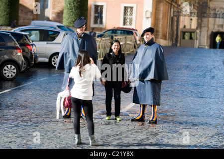 Deux touristes Japonais pour prendre une photo avec les membres de la Garde Suisse pontificale, Cité du Vatican, Rome, Italie. Banque D'Images