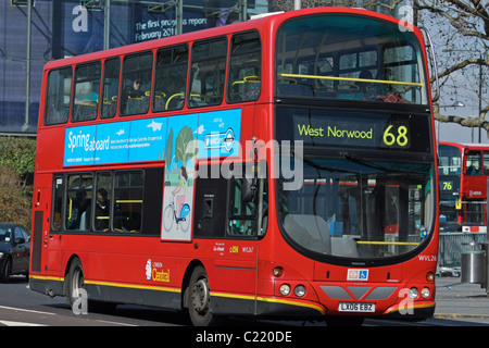 Un double decker bus Londres rouge voyageant sur son itinéraire par Waterloo, Londres, Angleterre Banque D'Images