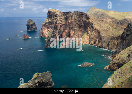 Paysage de falaises et de la mer sur la côte nord-est de l'île de Madère, Portugal Banque D'Images