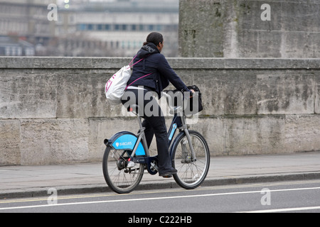 Un homme sur un vélo cycliste Boris Bike à Londres, Angleterre Banque D'Images