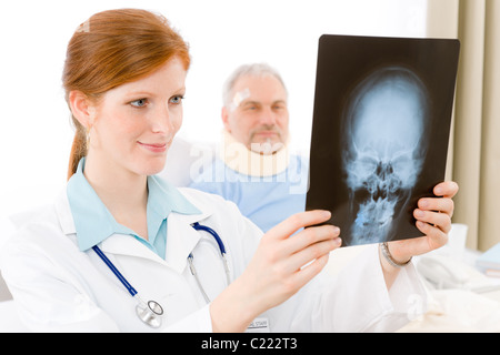 Hôpital - femme médecin examiner senior patient x-ray Banque D'Images