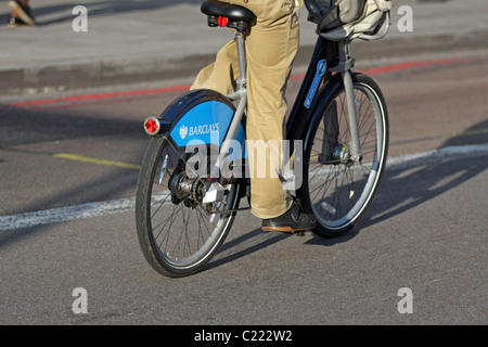 Partie d'un homme sur un vélo, cycliste Boris Bike à Londres, Angleterre Banque D'Images