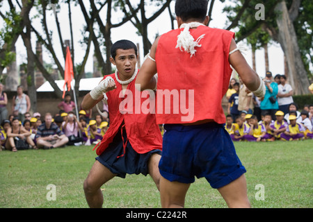 Les boxeurs démontrant l'ancien sport de 'muay kaad chuek où des mains et avant-bras sont liés avec de la corde. Sukhothai, Thaïlande Banque D'Images
