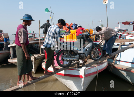 L'activité quotidienne au port naturel sur le Fleuve Irrawaddy. Mandalay. Myanmar Banque D'Images
