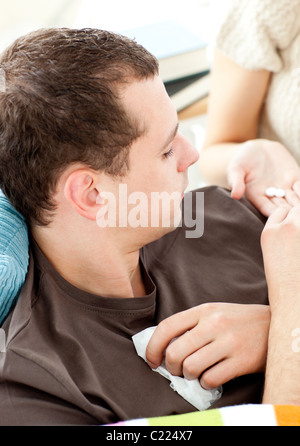 Portrait d'un homme malade de prendre des pilules de sa petite amie Banque D'Images