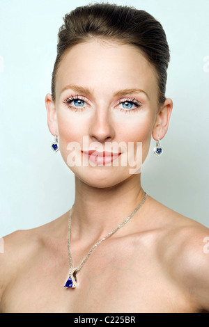 Belle femme portant des bijoux de luxe Banque D'Images