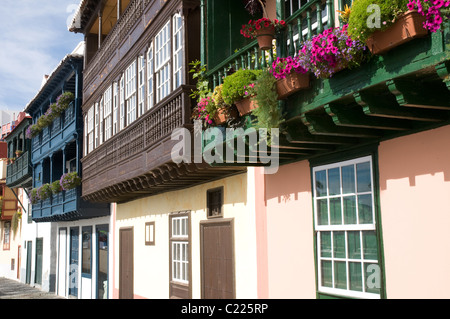 Joli balcon avec des fleurs du Casas de los Balcone La Palma Les îles de Santa Cruz capitale Avenida Maritima Banque D'Images