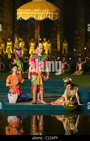 Spectacle son et lumière à Wat Mahatat dans le parc historique de Sukhothai. Sukhothai Sukhothai, Thaïlande, Banque D'Images