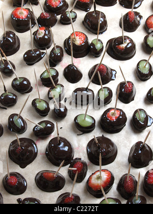 Fruits enrobés de chocolat sur un plateau de réglage Banque D'Images