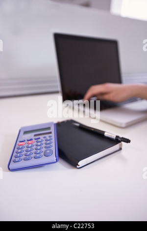 Un bloc-notes:calculatrice et an office Banque D'Images