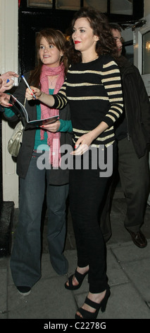 Anna Friel, signe des autographes qu'elle quitte le Théâtre Royal après sa dernière production sur scène, "Breakfast at Tiffany's', Londres Banque D'Images