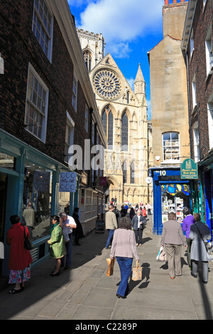 Les touristes à Minster Gates et la Rose dans le transept sud de la cathédrale de York, York, North Yorkshire, Angleterre, Royaume-Uni. Banque D'Images