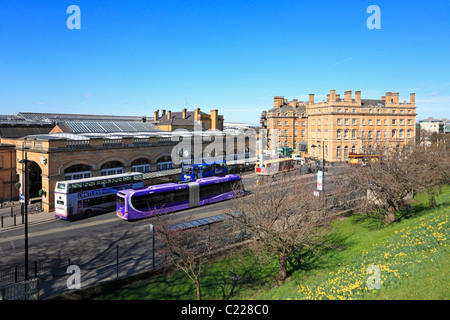 Les bus y compris un ftr bendy bus La gare de York et l'hôtel Royal York, York, North Yorkshire, Angleterre, Royaume-Uni. Banque D'Images