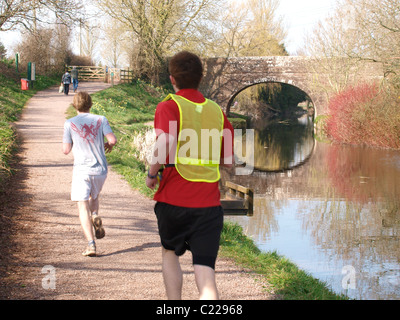 Joggers, Crownhill, le grand pont du Canal Ouest, Tiverton, Devon, UK Banque D'Images